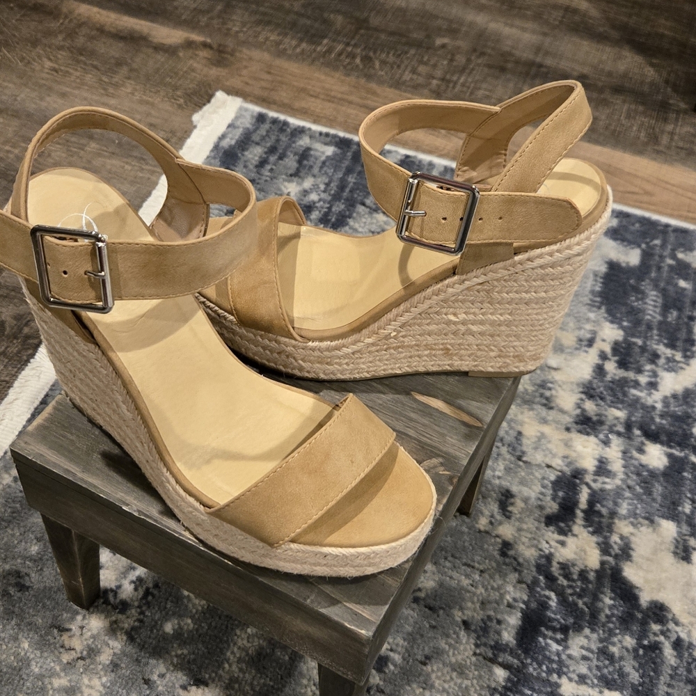 Lnwot D heart beautiful platform wedge sandal. Sz 9. Natural woven look w strap.